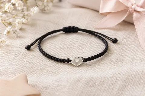 Bracelet enfant à cordon tressé noir, avec élément en acier gravé et motif de cœur ajouré
